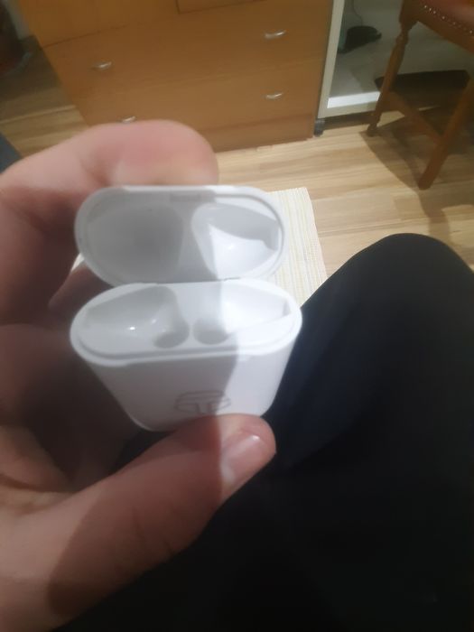 Airpods brancos.