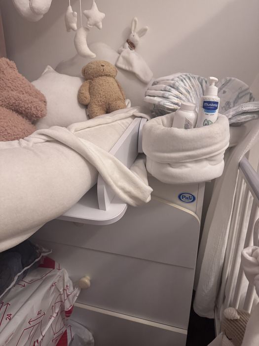 Дитяче ліжечко і комод з пеленальним столиком