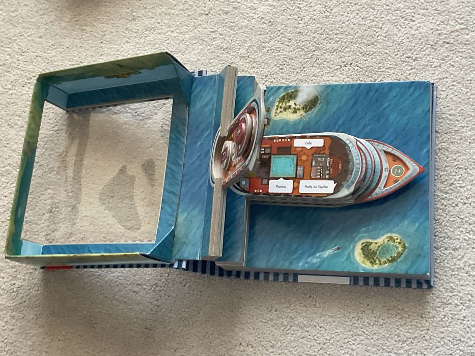 Livro infantil sobre um navio com o formato de um barco