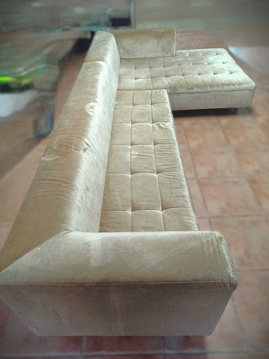 Sofá em L com chaise longue, em tecido tipo veludo, cor bege