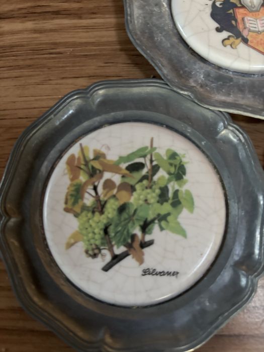 Zawieszki cynowo- ceramiczne.