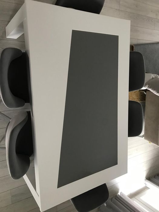 Mesa e cadeiras de sala de jantar