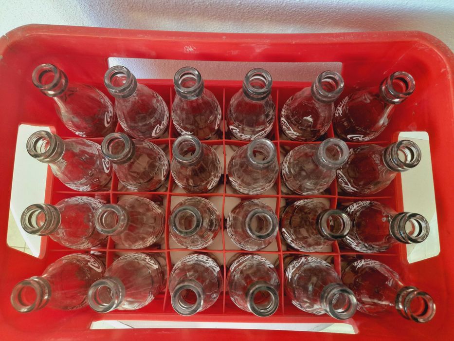 Grade Coca-Cola Vintage com 24 Garrafas de Vidro - Ícone Retro!