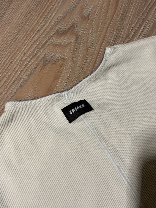 Фуболка в рубчик SKIMS