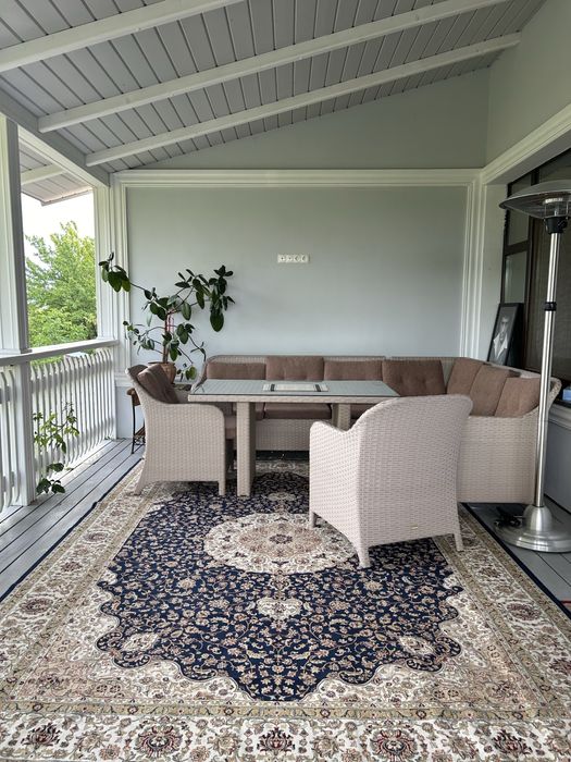 Продається будинок в дуже гарній локаціі ,з велик та гарним  на  місті