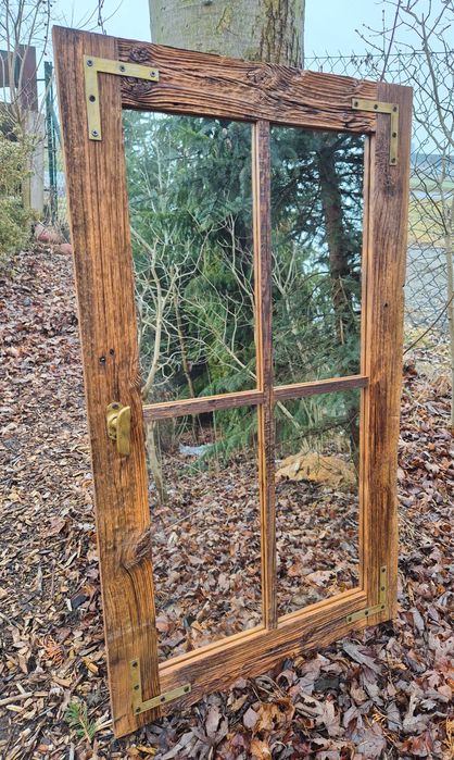 Lustro zamknięte w ramie ze starego drewna