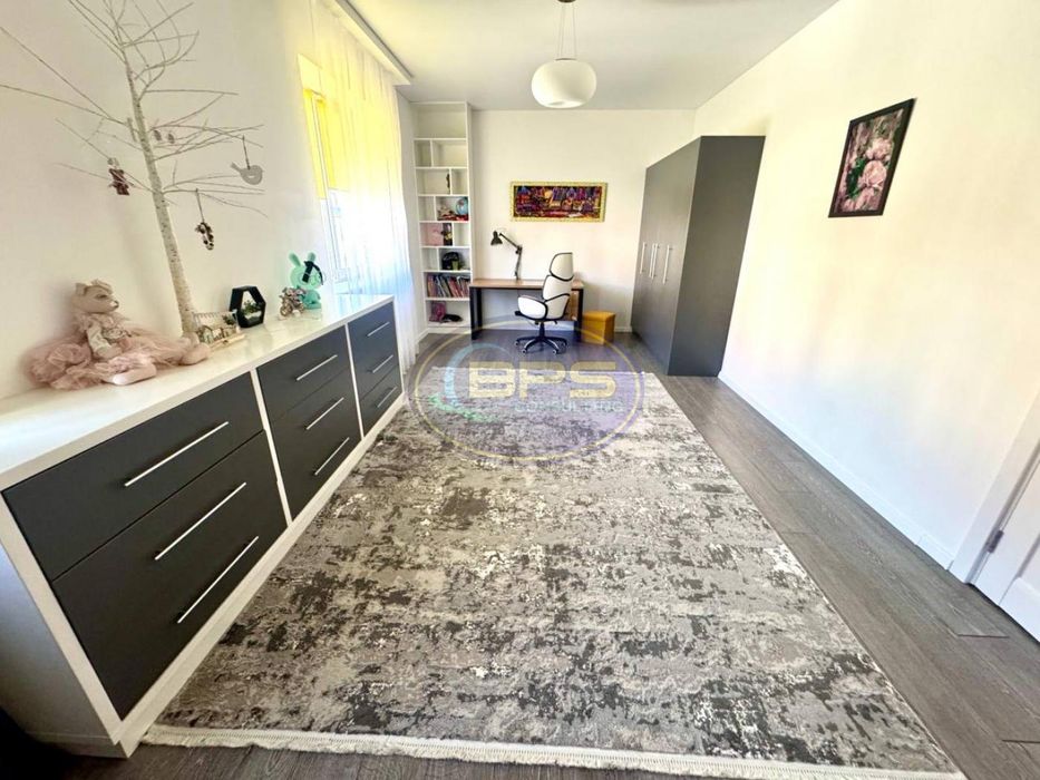 Просторий будинок з сонячними панелями. 262 м² з ремонтом і ділянкою 5 соток.