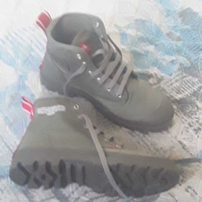 Vendo Botas de Marca PALLADIUM em exclente estado de conservação.