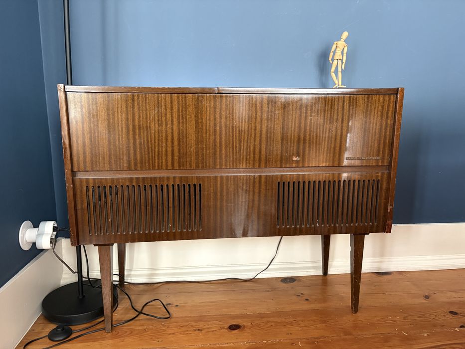 Movel/ Aparador gira discos e radio