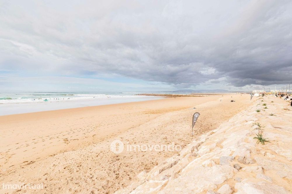 Apartamento T1 junto à praia, com estacionamento, Costa da Caparica