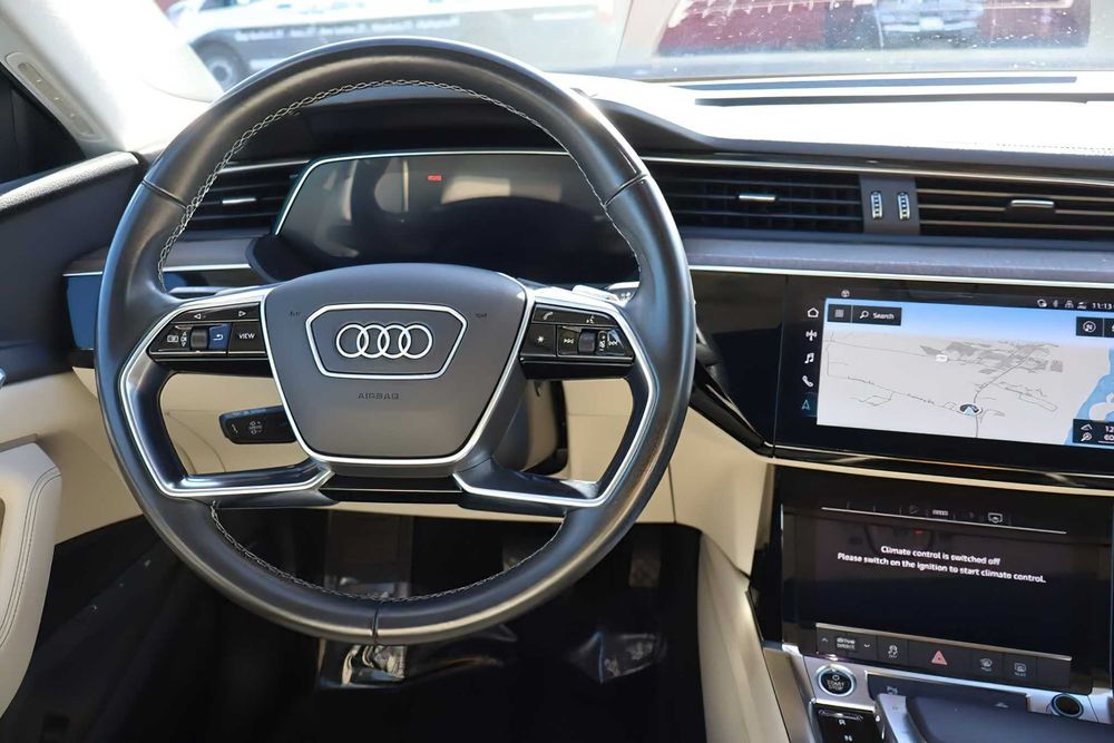 Audi e-tron      2022