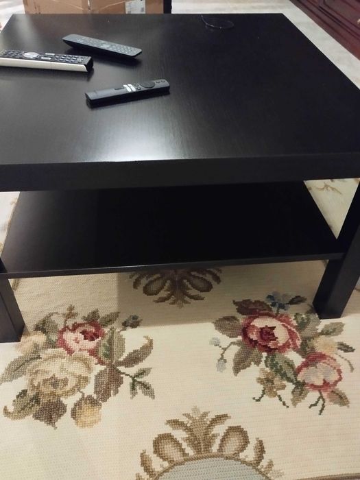 Mesa de sala de estar em bom estado