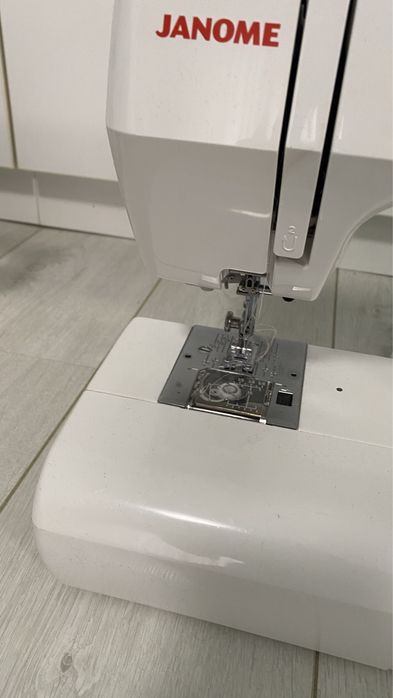 Швейна машинка в ідеальному стані Janome 7524 A