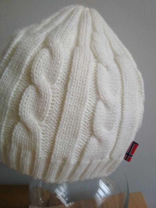 Norge Biała czapka w warkocze rozm.54-58