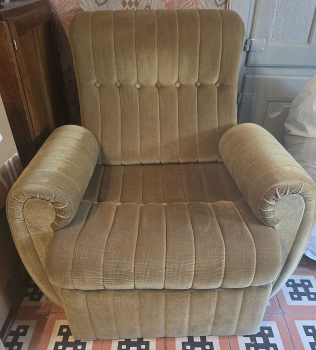 Sofá Antigo 145cm x 85cm e 2 poltronas