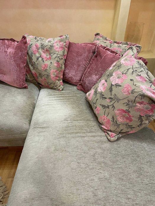 діван у вітальню