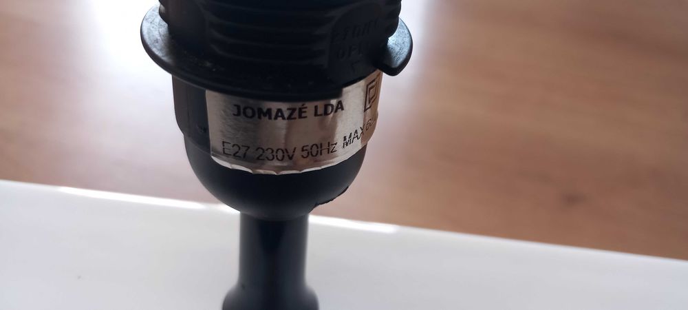 Candeeiro de mesa de cerâmica artesanal de Alcobaça como novo