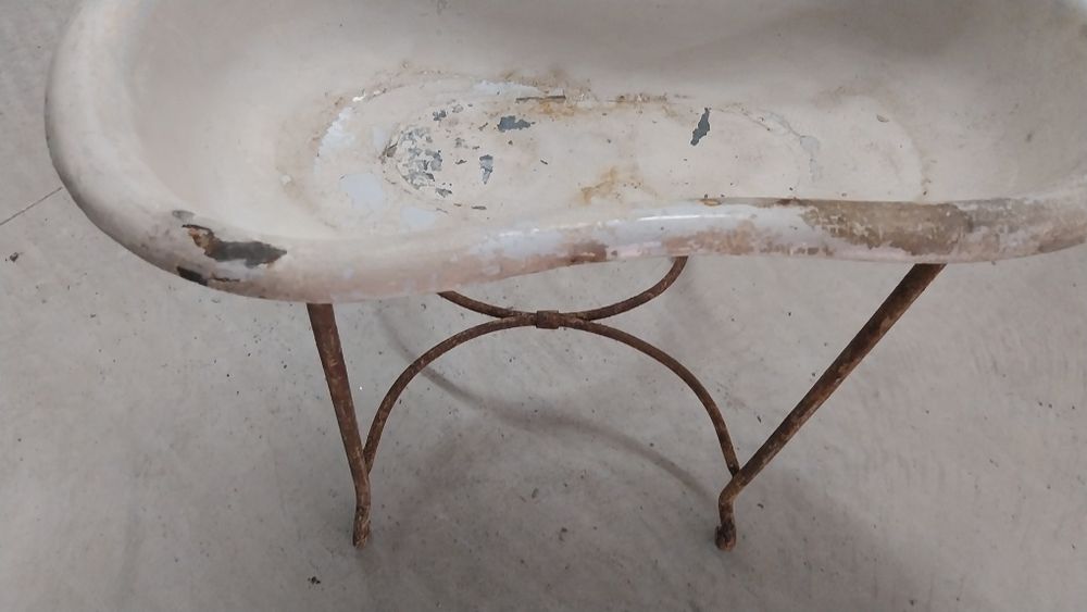 Antigo bidé em esmalte