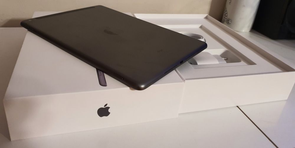 Tablet Apple iPad 10.2, z modem LTE, wi-fi,32 GB jak nowy