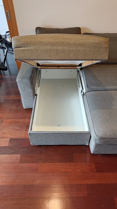 Sofá chaise longue e repousa pés, ambos com arrumos.