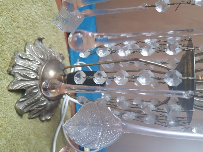 2 Candeeiros mesa antigos latão cristais, gotas, folhas, vidro vintage