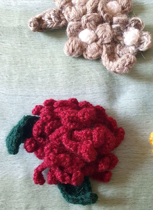 Flores em croché com alfinete para diversas aplicações