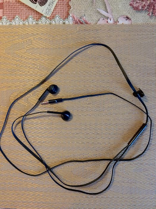 Наушники -гарнитура для телефона 3.5 мм.