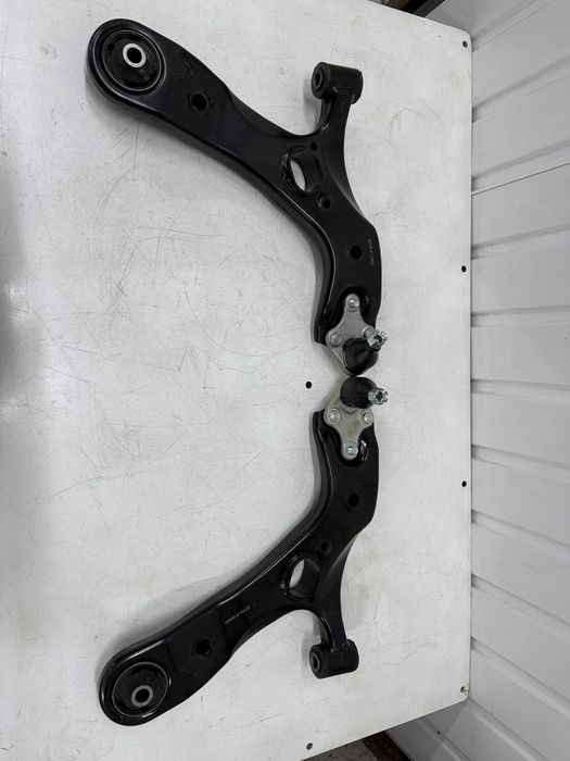 Важіль передній правий лівий Toyota Auris Corolla 12- Ричаг Тойота