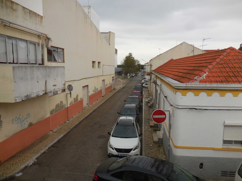 VENDO T2 ARRENDADO EM PREDIO RENOVADO - BAIXA DA BANHEIRA