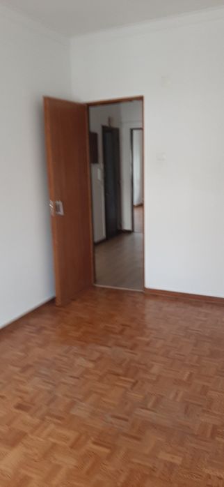 Almada T2 bem localizado.