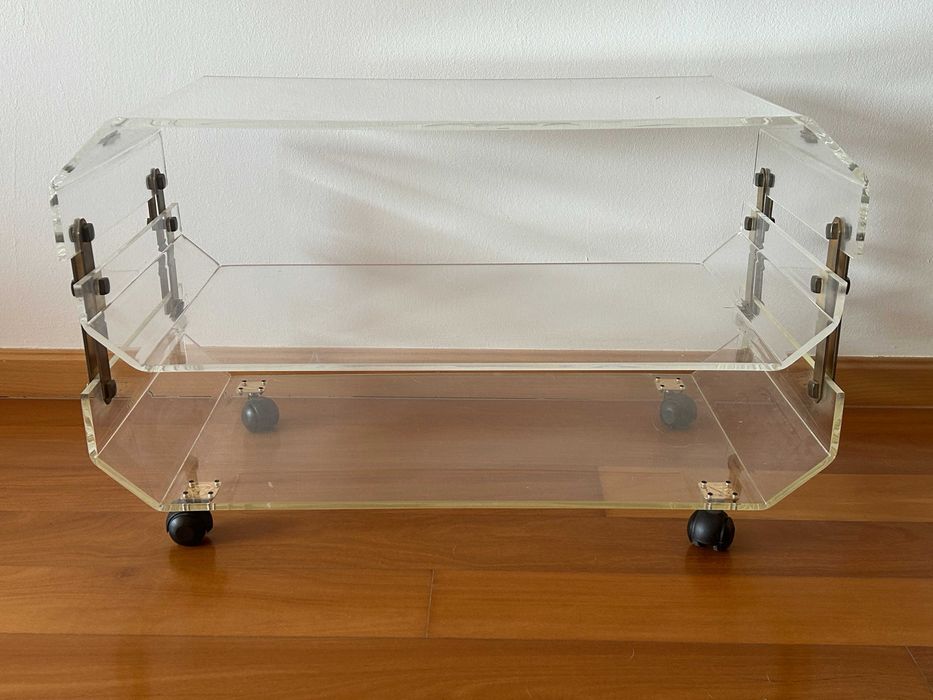 Mesa em acrilico com rodinhas