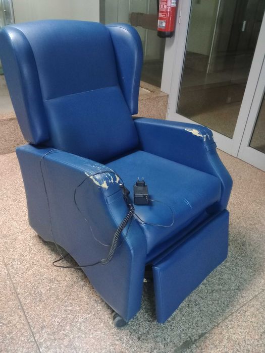 Cadeirão / Poltrona Articulada Eléctrica em Pele Sintética