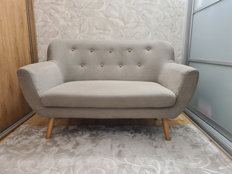 Sofa 2 osobowa na nóżkach