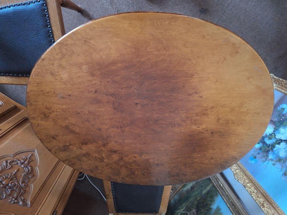 Efektowny drewniany wiekowy stolik