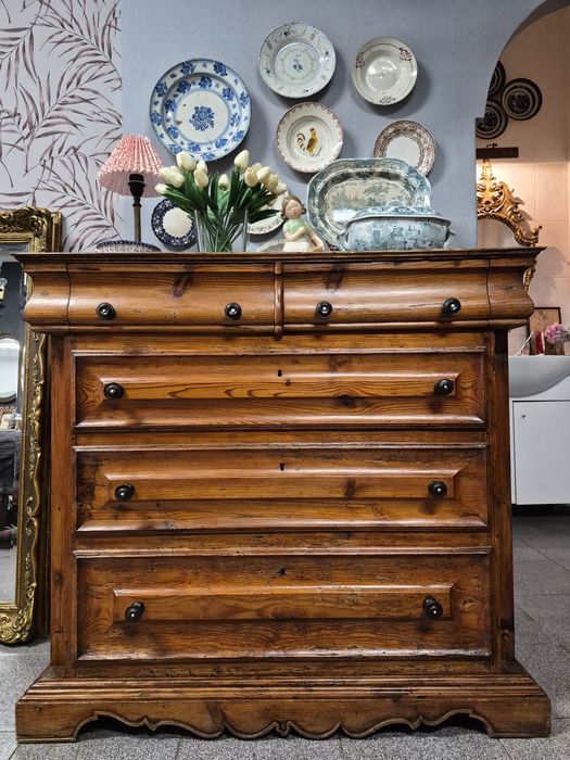 Cómoda Antiga de Prestígio em Madeira Maciça. Séc XIX em Riga.