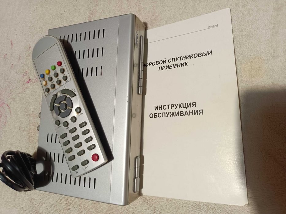 супутниковий приймач ТВ и дві тарілки с крепленням та 5 головок