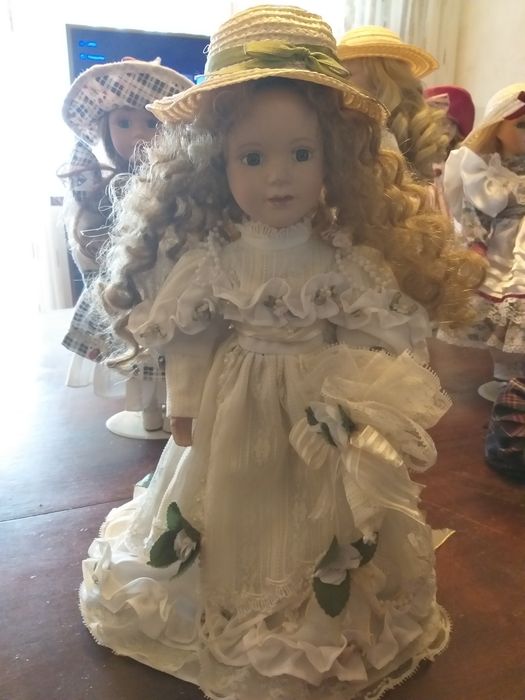 8 Bonecas de porcelana como novas e impecaveis .