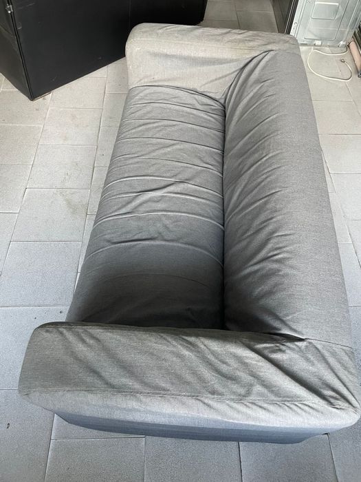 Sofá cinzento usado