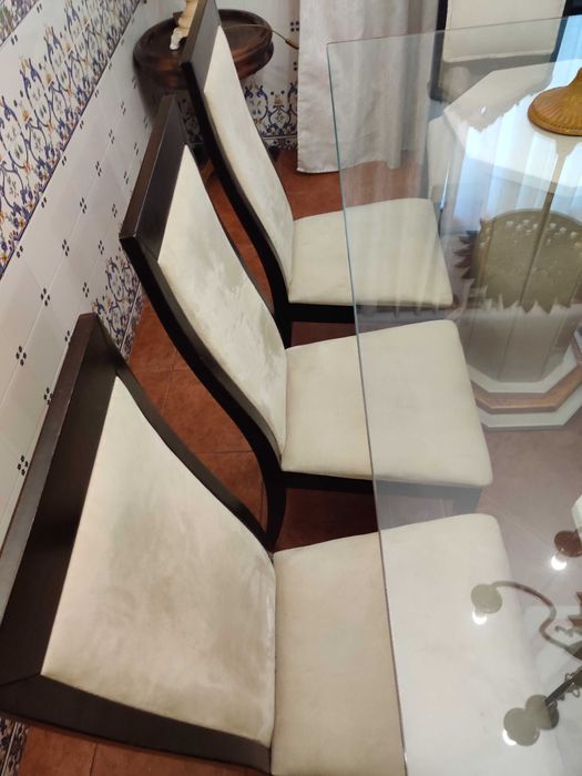 Mesa de sala em mármore e vidro + conjunto de cadeiras em madeira