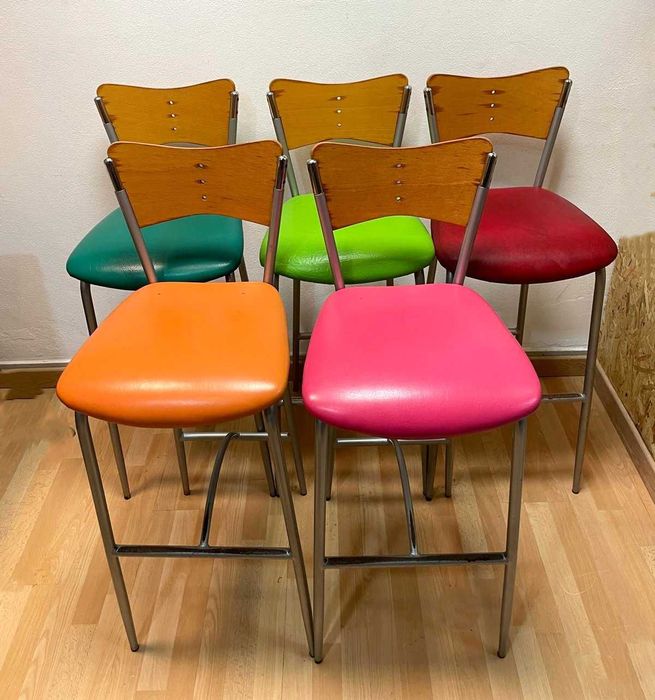 Nove cadeiras de bar altas com um design de meados do século,