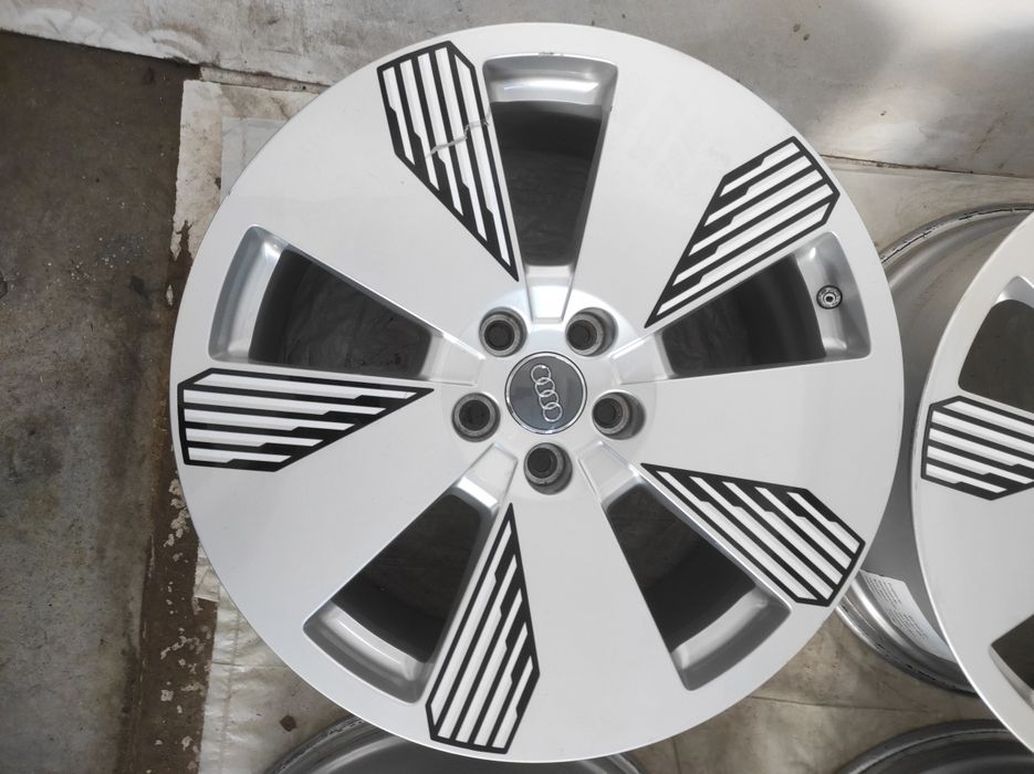 464 Felgi aluminiowe ORYGINAŁ AUDI R 19 5x112 otwór 66,6 B. CZUJNIKI