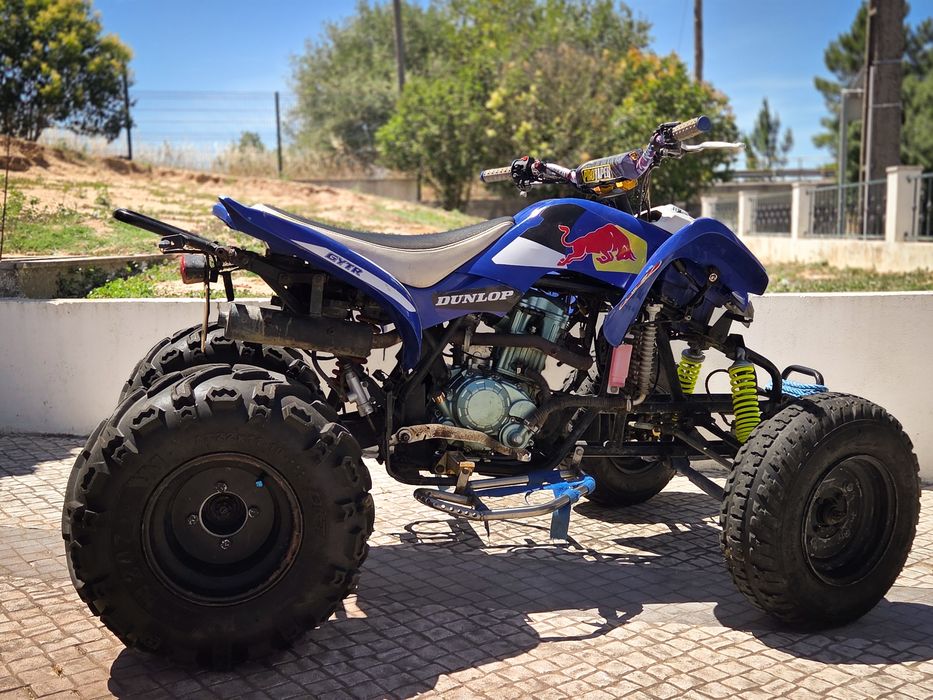 Moto 4 250cc matrículada em bom estado
