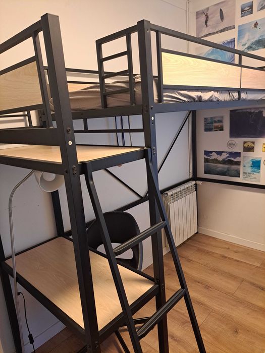 Cama de solteiro "beliche" aérea com secretária.