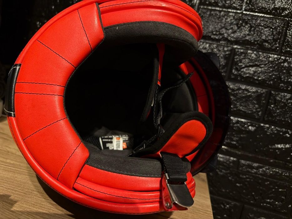 Capacete, com óculos sol