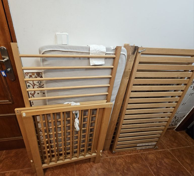Berço de bebé de madeira e colchão
