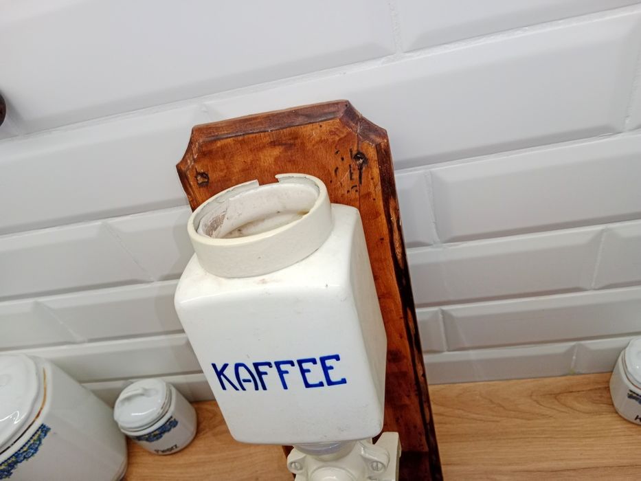 Przedwojenny wiszący młynek do kawy