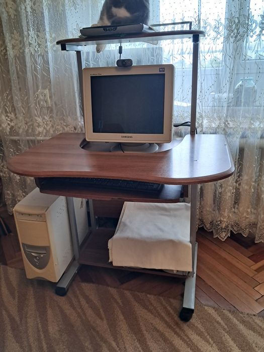 Комп'ютерний стіл.