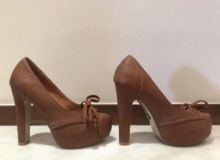 Sapatos camel marca Kling