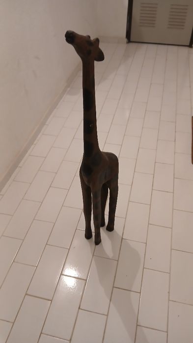 Girafa em madeira decorativa.