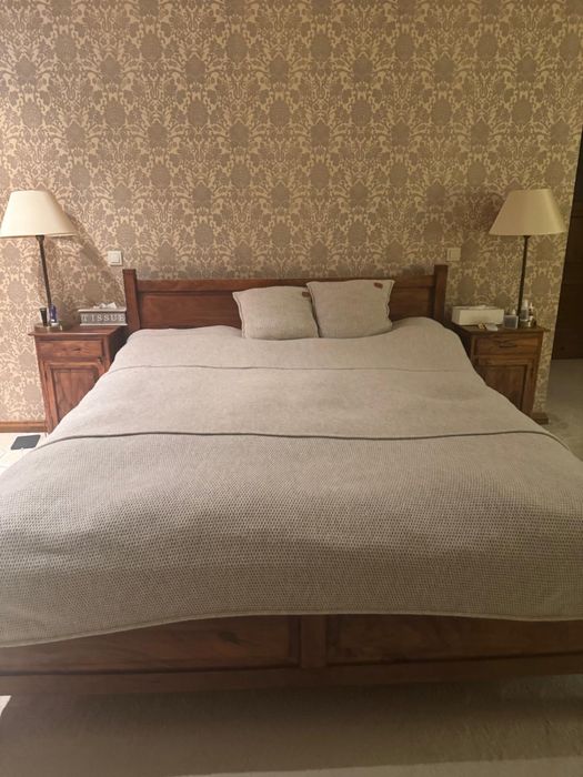 Łozko z drewna egzotycznego plus dwie szafki nocne